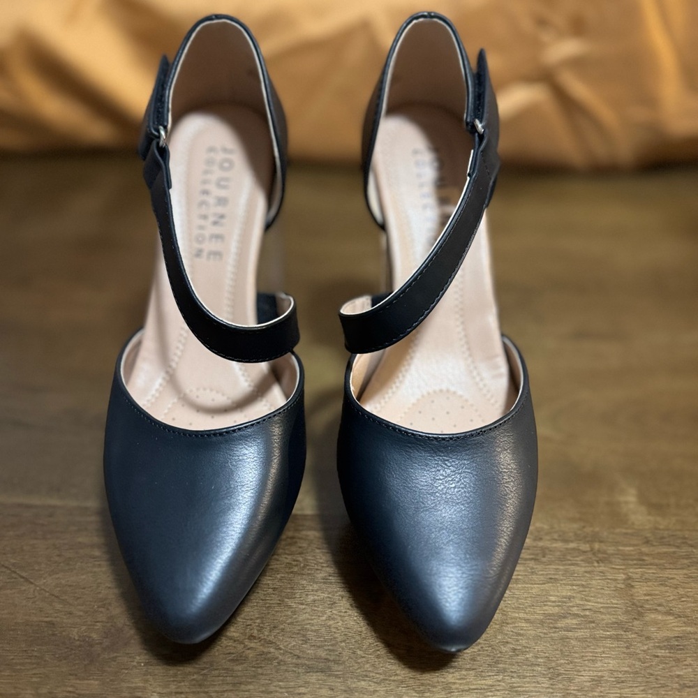 #1519 Tillis Pump, BLACK is a d’Orsay style (cut-out side, exposed inner arch)